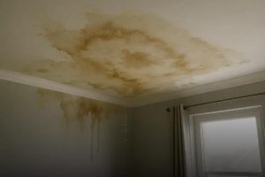 Como identificar infiltração no teto: sinais e soluções antes que piore